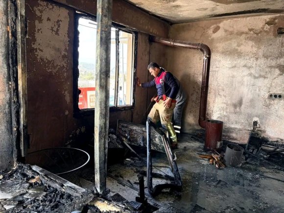 HATAY’DA DUMANDAN ETKİLENEN 3 VATANDAŞI İTFAİYE KURTARDI