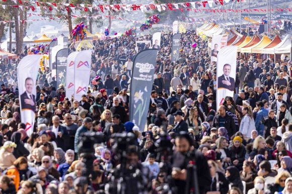 MERSİN’DE 4. NERGİS ŞENLİĞİ BİNLERCE VATANDAŞI BULUŞTURDU