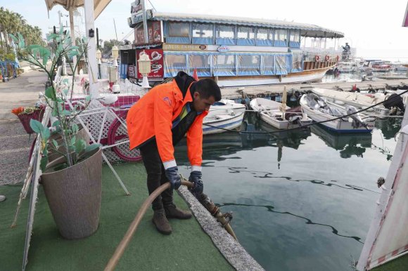 MERSİN’DE DENİZ KİRLİLİĞİNE GEÇİT YOK: 25 BİN METREKÜP TEKNE ATIĞI BERTARAF EDİLDİ
