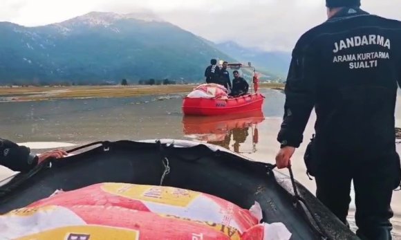 YAYLADA MAHSUR KALAN ÇOBAN VE YÜZLERCE HAYVANA BOTLA YEM İLE ERZAK TAŞIDILAR