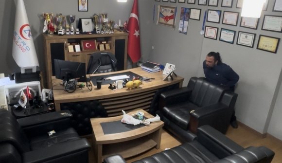 BOĞAZINA LOKMA KAÇAN SAĞLIK ÇALIŞANI KENDİ UYGULADIĞI HEİMLİCH MANEVRASIYLA HAYATA TUTUNDU