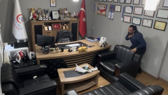 BOĞAZINA LOKMA KAÇAN SAĞLIK ÇALIŞANI KENDİ UYGULADIĞI HEİMLİCH MANEVRASIYLA HAYATA TUTUNDU