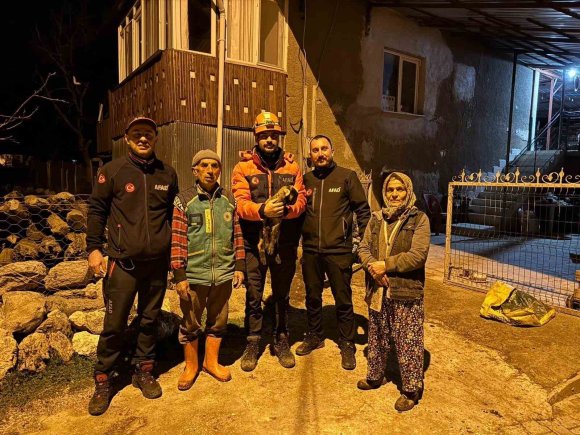 BURDUR’DA KUYUYA DÜŞEN OĞLAK EKİPLER TARAFINDAN KURTARILDI