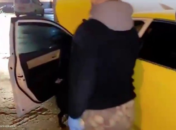 TAKSİYLE 2 BUÇUK MİLYON TL’LİK UYUŞTURUCU KAÇIRIRKEN YAKALANDILAR