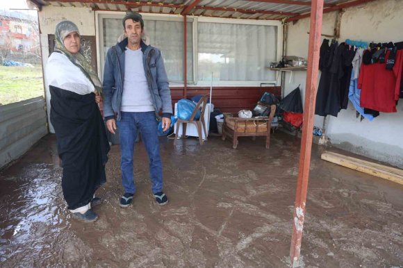 SEL SULARININ BASTIĞI EVİ ZARAR GÖREN KADIN AFET ESNASINDA YARALANDI