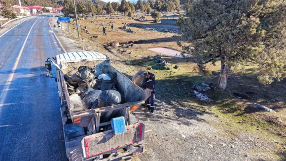 TARSUS’TA PİKNİK SONRASI DOĞA TEMİZLİĞİ