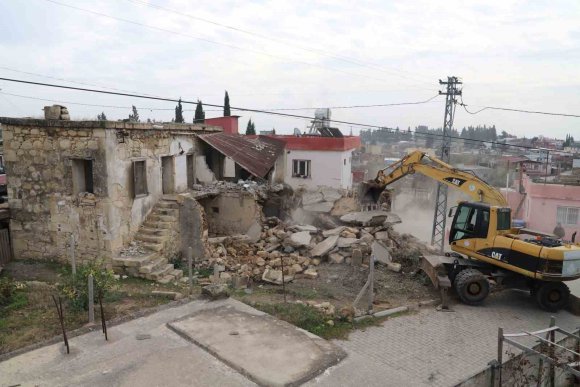 MERSİN’DE METRUK BİNA KONTROLLÜ ŞEKİLDE YIKILDI