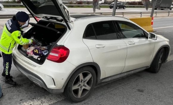 TRAFİK DENETİMİNDE SAHTE AVUKAT KİMLİĞİ GÖSTEREN ŞAHIS YAKALANDI