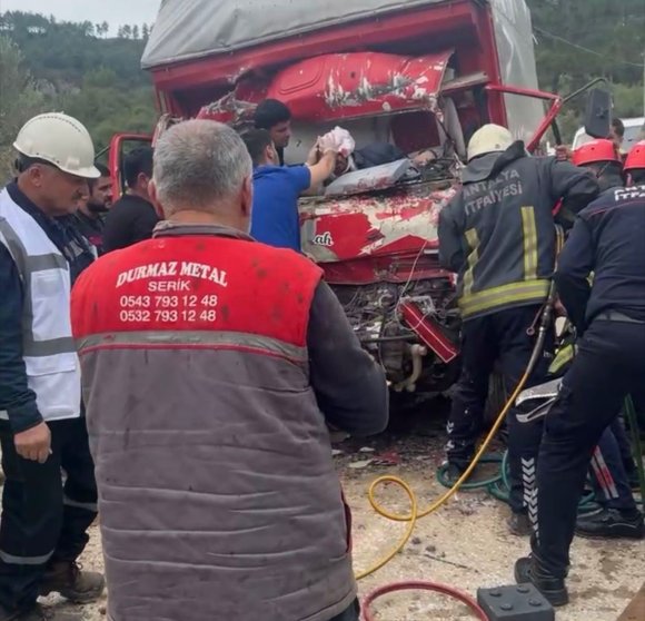 ANTALYA’DA İKİ KAMYON ÇARPIŞTI, SIKIŞAN SÜRÜCÜYÜ İTFAİYE KURTARDI