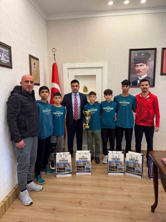 GAZİPAŞA’YI TEMSİL EDEN BADMİNTON TAKIMI ANTALYA ŞAMPİYONU OLDU