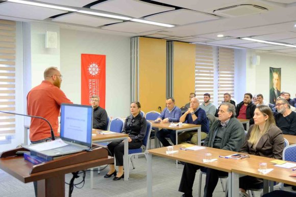 ADANA’DA ’DİKSİYON VE YAPAY ZEKA ÇAĞINDA HABERCİLİK’ EĞİTİMİ