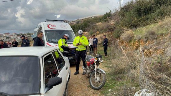 ANTALYA’DA MOTOSİKLET UÇURUMA YUVARLANDI: 2 YARALI