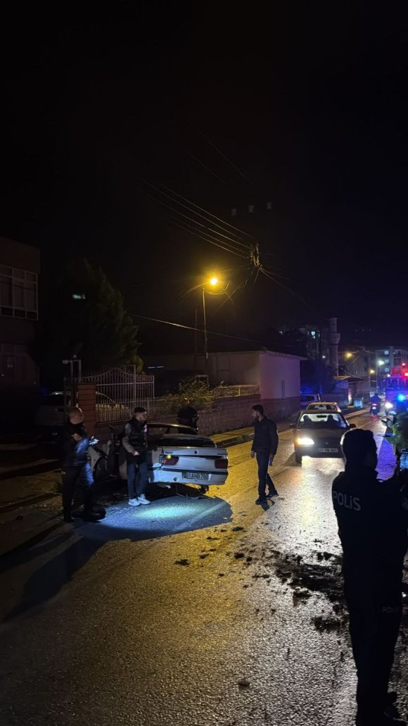 ERZİN’DE BAHÇE DUVARINA ÇARPAN OTOMOBİLİN SÜRÜCÜSÜ YARALANDI