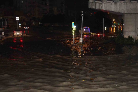 ADANA’DA GECE BASTIRAN SAĞANAK YAĞIŞ YOLLARI GÖLE ÇEVİRDİ