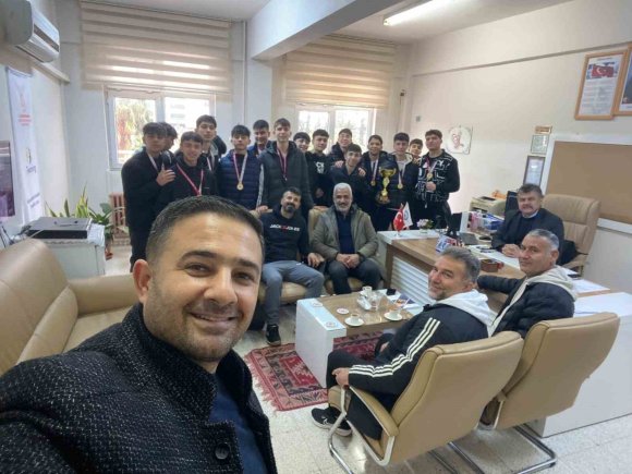 LİSELİLERİN KAVGA ÇIKAN MAÇINDA CENTİLMENLİK KAZANDI