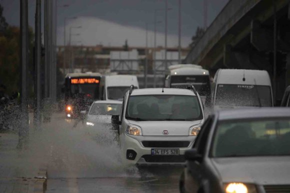 ANTALYA’DA ŞİDDETLİ YAĞIŞ HAYATI OLUMSUZ ETKİLEDİ
