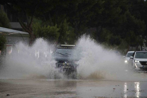 ANTALYA’DA ŞİDDETLİ YAĞIŞ HAYATI OLUMSUZ ETKİLEDİ