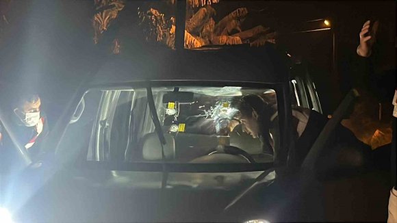 ALANYA’DA SEYİR HALİNDEKİ ARACA SİLAHLI SALDIRI: 1 ÖLÜ