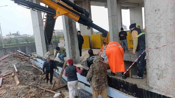 İNŞAATTA DÜŞEN İŞÇİ VİNÇ YARDIMIYLA KURTARILDI