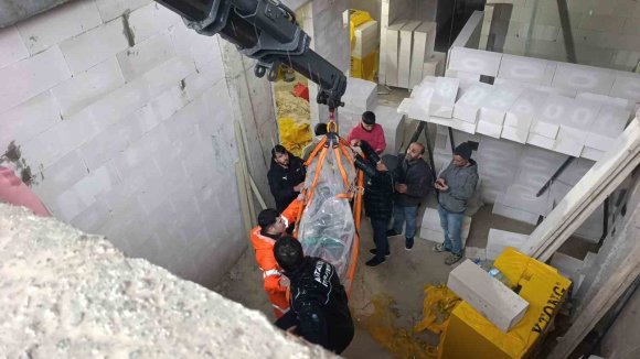 İNŞAATTA DÜŞEN İŞÇİ VİNÇ YARDIMIYLA KURTARILDI