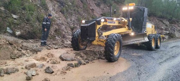 BÜYÜKŞEHİR EKİPLERİ ŞİDDETLİ YAĞIŞA KARŞI TEYAKKUZ HALİNDE