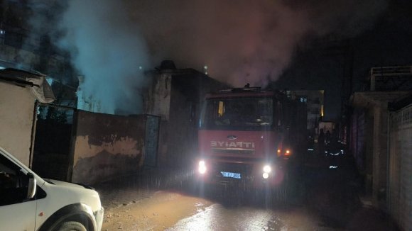 KIRIKHAN’DA METRUK BİNADAN ALEVLER YÜKSELDİ