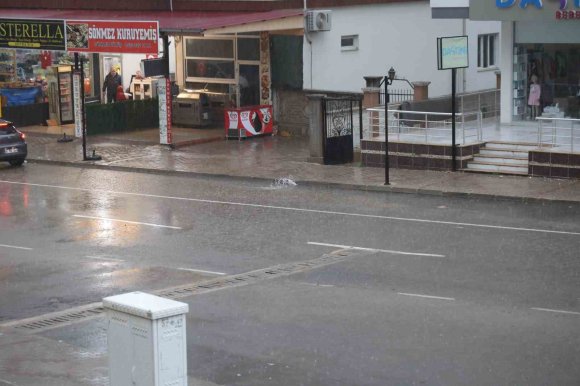 ADANA’NIN KUZEY İLÇELERİNDE SAĞANAK TAŞKINLARA NEDEN OLDU