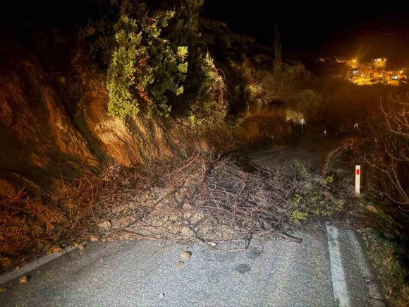 MUT’TA AŞIRI YAĞIŞ NEDENİYLE KAPANAN YOL ULAŞIMA AÇILDI