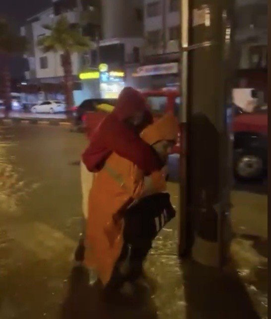 OSMANİYE’DE ŞİDDETLİ YAĞIŞ VE FIRTINA HAYATI OLUMSUZ ETKİLEDİ