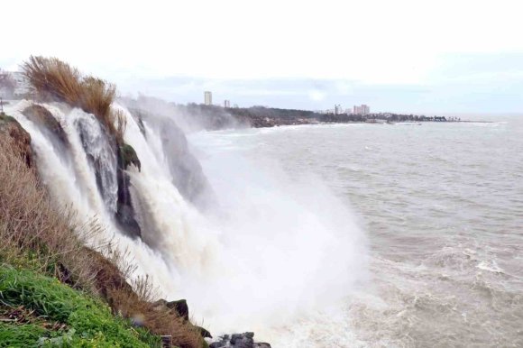 ŞELALE ŞİDDETLİ RÜZGARLA TERSİNE ÇAĞLADI, DENİZİN RENGİ KAHVERENGİYE BÜRÜNDÜ