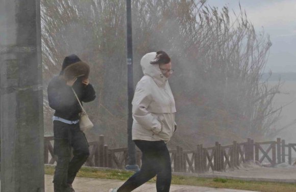 ŞELALE ŞİDDETLİ RÜZGARLA TERSİNE ÇAĞLADI, DENİZİN RENGİ KAHVERENGİYE BÜRÜNDÜ