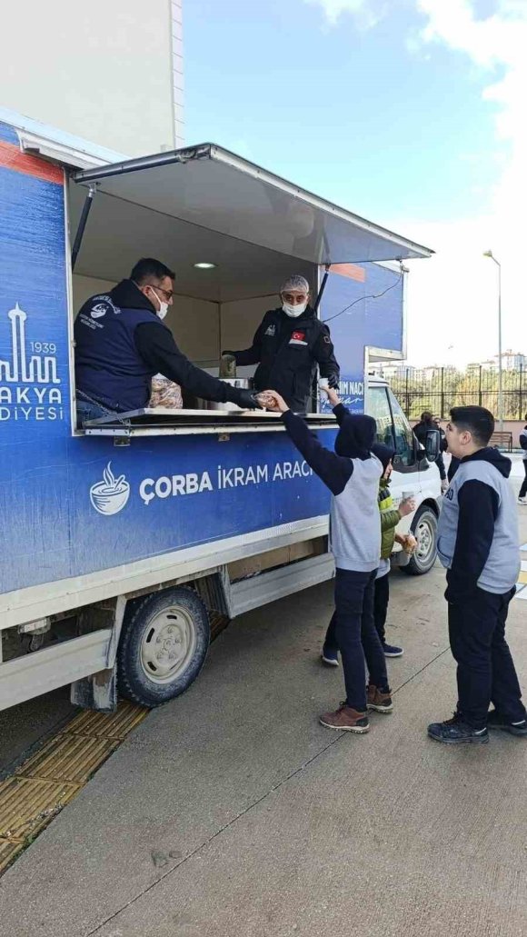 ANTAKYA BELEDİYESİ’NDEN SOĞUK KIŞ GÜNÜNDE ÖĞRENCİLERE ÇORBA İKRAMI
