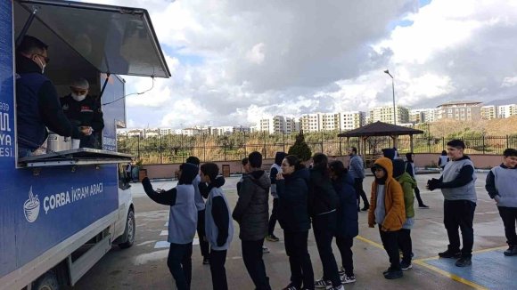 ANTAKYA BELEDİYESİ’NDEN SOĞUK KIŞ GÜNÜNDE ÖĞRENCİLERE ÇORBA İKRAMI