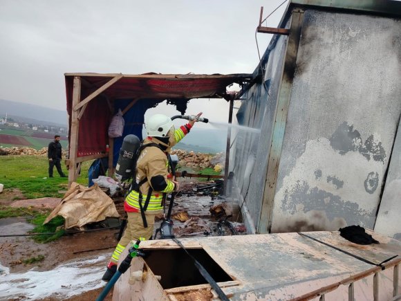 REYHANLI’DA ALEVLERE TELSİM OLAN KONTEYNER YANDI