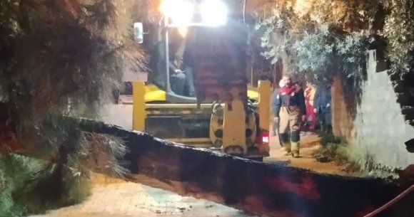 DEFNE’DE DEVRİLEN AĞAÇ YOLU KAPATTI
