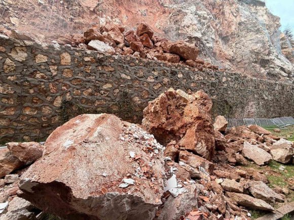 EĞİRDİR’DE YUVARLANAN KAYALARIN TEHDİT ETTİĞİ BİNA TAHLİYE EDİLDİ