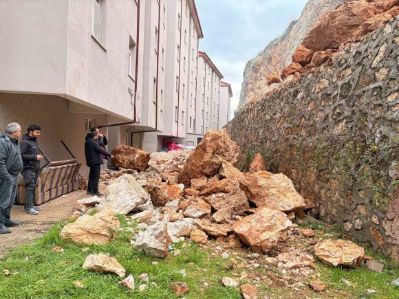 EĞİRDİR’DE YUVARLANAN KAYALARIN TEHDİT ETTİĞİ BİNA TAHLİYE EDİLDİ