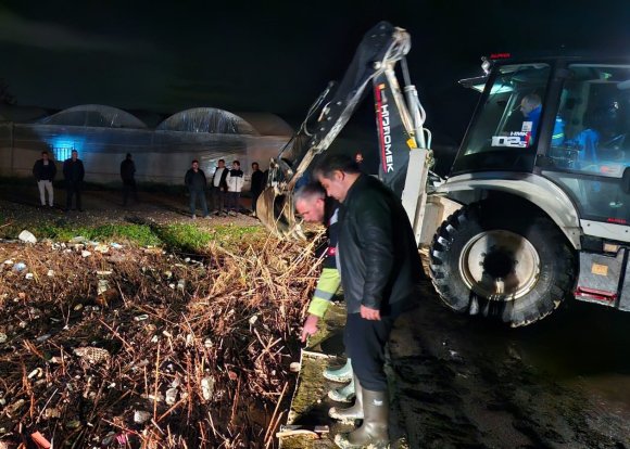 AKDENİZ’DE SAĞANAK MESAİSİ GECE BOYU SÜRDÜ