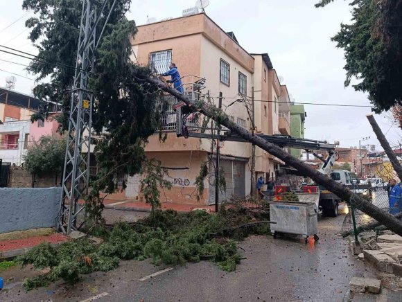 AKDENİZ’DE SAĞANAK MESAİSİ GECE BOYU SÜRDÜ