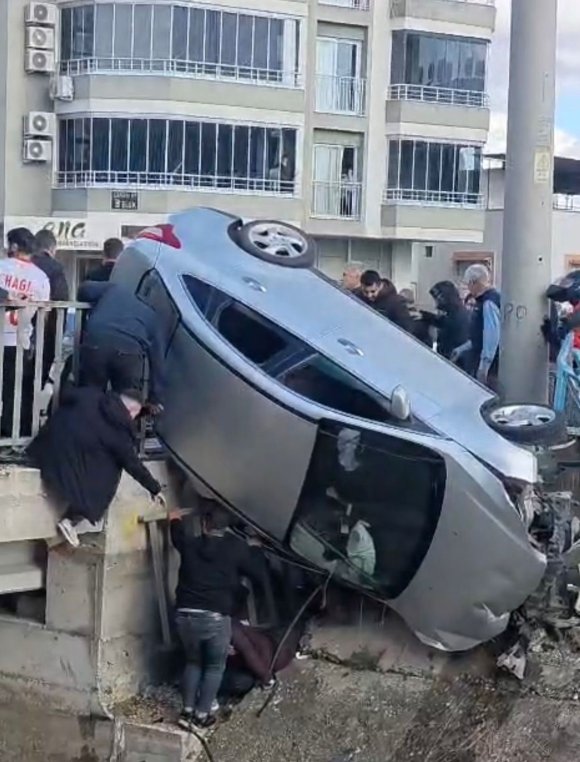 KAZA YAPAN ARAÇ KÖPRÜNÜN KORKULUKLARINDA ASILI KALDI, FACİA UCUZ ATLATILDI