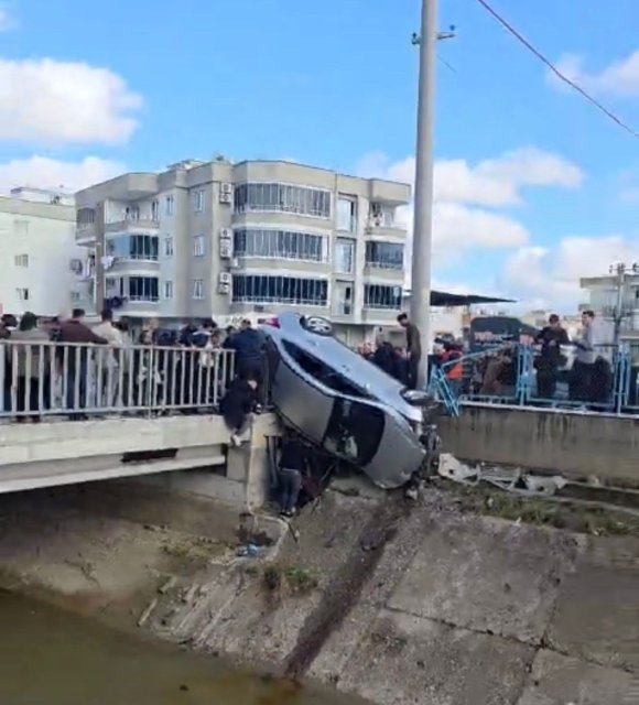 KAZA YAPAN ARAÇ KÖPRÜNÜN KORKULUKLARINDA ASILI KALDI, FACİA UCUZ ATLATILDI
