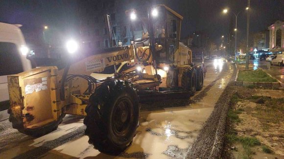 KAHRAMANMARAŞ’TA ŞİDDETLİ YAĞIŞA KARŞI SEFERBERLİK