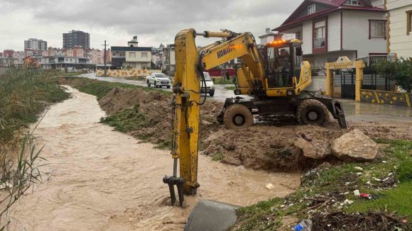 TARSUS’TA SAĞANAK YAĞIŞLARA EKİPLER ANINDA MÜDAHALE ETTİ