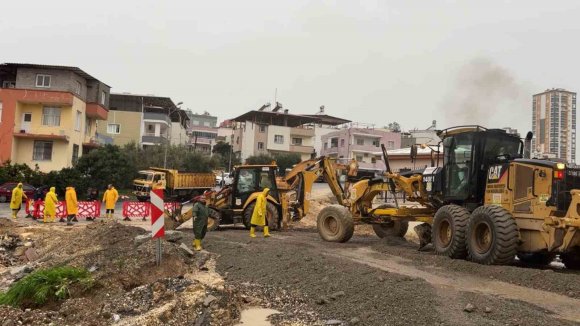 TARSUS’TA SAĞANAK YAĞIŞLARA EKİPLER ANINDA MÜDAHALE ETTİ