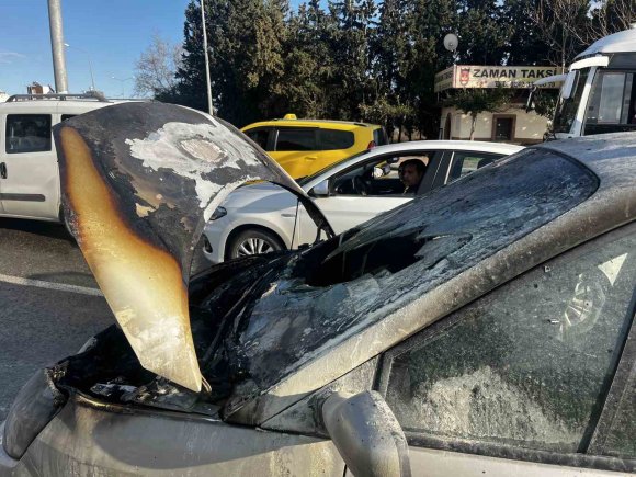 SEYİR HALİNDEKİ ALEV ALAN OTOMOBİL KULLANILAMAZ HALE GELDİ
