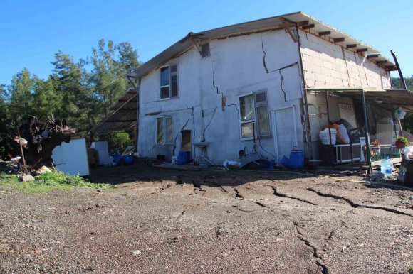 ANTALYA’DA HEYELAN EVLERİN DUVARLARINI ÇATLATTI, SERALARA DEV KAYALAR DÜŞTÜ