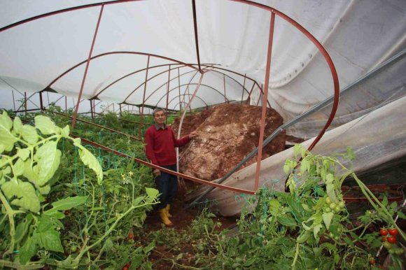 ANTALYA’DA HEYELAN EVLERİN DUVARLARINI ÇATLATTI, SERALARA DEV KAYALAR DÜŞTÜ