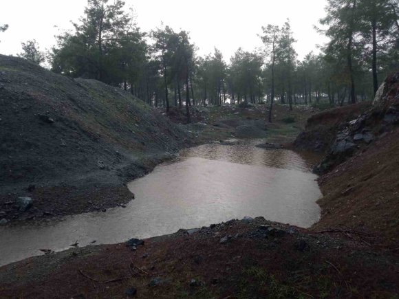 YAĞIŞLI HAVAYLA BİRLİKTE SU DOLAN ÇUKURA DÜŞEN 10 YAŞINDAKİ ÇOCUK HAYATINI KAYBETTİ