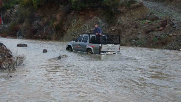 SELE TESLİM OLAN YOLLARDA ARAÇLAR MAHSUR KALDI: YAŞANAN ZOR ANLAR KAMERADA