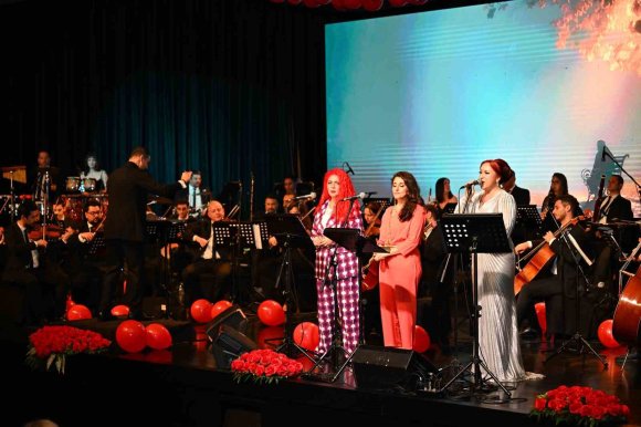 MERSİN’DE SEVGİLİLER GÜNÜ’NE ÖZEL AJDA PEKKAN ŞARKILARI KONSERİ